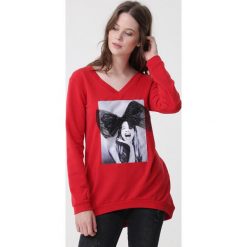 Czerwona Bluza Crystal Soul. Czerwone bluzy damskie Born2be, s, z nadrukiem, z długim rękawem, długie, bez kaptura. Za 59,99 zł.