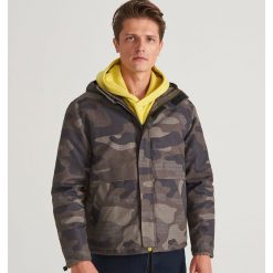 Kurtka moro z kapturem - Khaki. Brązowe kurtki męskie Reserved, s, moro, z kapturem. W wyprzedaży za 79,99 zł.