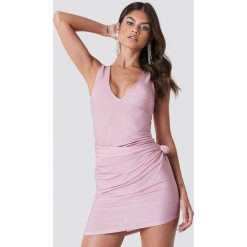 Galore x NA-KD Brokatowa sukienka z głębokim dekoltem V - Pink. Różowe sukienki damskie marki Galore x NA-KD, bez wzorów, bez kołnierzyka, bez rękawów, mini. W wyprzedaży za 40,18 zł.