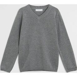 Mango Kids - Sweter dziecięcy Fede 122-164 cm. Szare swetry chłopięce Mango Kids, bez wzorów, z bawełny, z okrągłym kołnierzem. Za 59,99 zł.