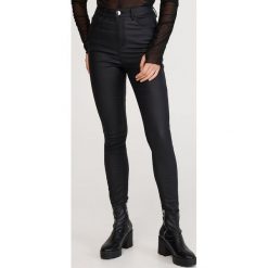 Woskowane spodnie slim - Czarny. Czarne spodnie damskie Reserved, z jeansu. Za 119,99 zł.