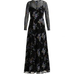 IVY & OAK EMBROIDERED EVENING DRESS Długa sukienka black. Czarne sukienki damskie marki IVY & OAK, bez wzorów, z nylonu, bez kołnierzyka, z długim rękawem, długie, maxi. W wyprzedaży za 599,25 zł.