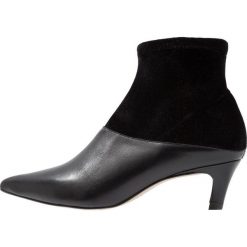 Intentionally Blank TIZO Botki black. Czarne botki damskie skórzane Intentionally Blank, klasyczne. Za 759,00 zł.