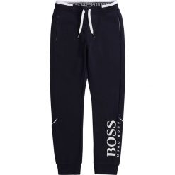 Boss - Spodnie dziecięce 116-152 cm. Szare dresy chłopięce Boss, z nadrukiem, z bawełny. W wyprzedaży za 179,90 zł.