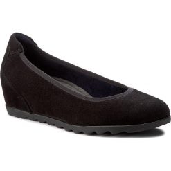Półbuty TAMARIS - 1-22424-29 Black Suede 004. Czarne półbuty damskie na koturnie marki Tamaris, z materiału. W wyprzedaży za 199,00 zł.