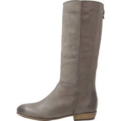 HUB NORTH Kozaki dark grey/natural. Szare kozaki damskie marki HUB, ze skóry, klasyczne, bez obcasa, bez zapięcia. W wyprzedaży za 395,45 zł.