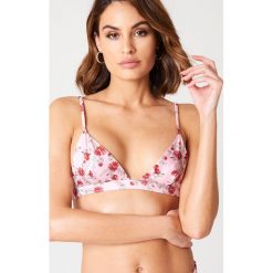 Andrea Hedenstedt x NA-KD Góra bikini Triangle - Pink,Multicolor. Różowe bikini marki Andrea Hedenstedt x NA-KD. W wyprzedaży za 27,89 zł.