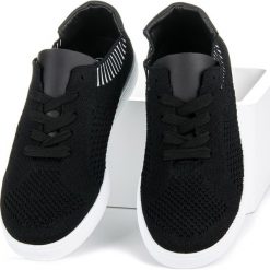 TEKSTYLNE TRAMPKI DAMSKIE - czarny. Czarne trampki i tenisówki damskie marki Ideal Shoes, bez wzorów, bez zapięcia. Za 79,90 zł.