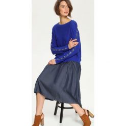 SWETER DŁUGI RĘKAW DAMSKI LUŹNY. Niebieskie swetry oversize damskie marki Top Secret, z aplikacjami. W wyprzedaży za 39,99 zł.