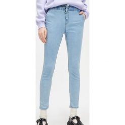 Jegginsy - Niebieski. Niebieskie jeansy damskie Cropp. W wyprzedaży za 51,99 zł.