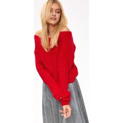 SWETER DAMSKI, Z DEKOLTEM W ŁÓDKĘ. Czerwone swetry oversize damskie marki TROLL, na zimę, m, z dzianiny. W wyprzedaży za 39,99 zł.