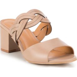 Buty damskie. Brązowe klapki damskie Wittchen, w paski, ze skóry, bez obcasa, na obcasie. W wyprzedaży za 199,90 zł.