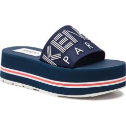 Klapki KENZO - F952MU354F77 Bleu Nuit 77. Niebieskie klapki damskie Kenzo, bez wzorów, z tworzywa sztucznego, bez obcasa. W wyprzedaży za 669,00 zł.