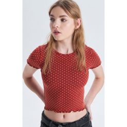 Bluzka w kropki - Czerwony. Czerwone bluzki damskie Cropp, s, bez wzorów, bez kołnierzyka, bez rękawów. W wyprzedaży za 14,99 zł.