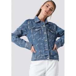 NA-KD Trend Kurtka jeansowa Logo - Blue. Niebieskie kurtki damskie NA-KD Trend, z nadrukiem, z jeansu, bez kaptura. W wyprzedaży za 97,18 zł.