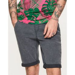 Jeansowe szorty - Jasny szary. Szare spodenki i szorty męskie Cropp, m, bez wzorów, z jeansu. Za 79,99 zł.