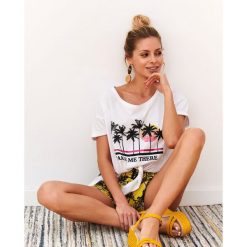 Bawełniany t-shirt z nadrukiem. Białe t-shirty damskie DRYWASH, z nadrukiem, z bawełny, wakacyjne, bez kołnierzyka. W wyprzedaży za 19,99 zł.