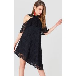 Sukienki: NA-KD Boho Koronkowa sukienka z odkrytymi ramionami – Black