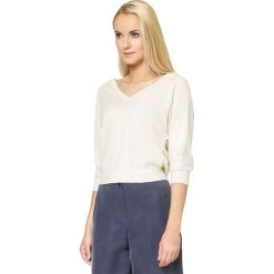 Sweter w kolorze kremowym. Białe swetry damskie Deni Cler, bez wzorów, z kaszmiru, bez rękawów, bez kaptura. W wyprzedaży za 337,95 zł.