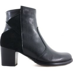 BOTKI DAMSKIE ACO 3275 CZA. Botki damskie ACORD, ze skóry, bez obcasa, bez zapięcia. Za 189,00 zł.
