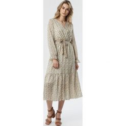 Biało-Żółta Sukienka Kourtney. Białe sukienki damskie Born2be, s, w paski, z tkaniny, z falbankami, z długim rękawem, długie, midi, rozkloszowane. Za 119,99 zł.