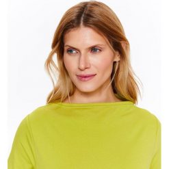 BLUZA NIEROZPINANA DAMSKA, GŁADKA. Żółte bluzy damskie Top Secret, na lato, bez wzorów, z dzianiny, bez rękawów, bez kaptura. W wyprzedaży za 39,99 zł.