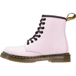 Dr. Martens DELANEY Botki sznurowane baby pink. Czerwone botki damskie skórzane marki Dr. Martens, na sznurówki. Za 319,00 zł.