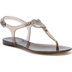 Sandały GUESS - Jacode FL6JAC RUB21 BLACK. Czarne klapki damskie Guess, z aplikacjami, z tworzywa sztucznego, bez obcasa, na obcasie. W wyprzedaży za 249,00 zł.