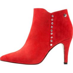 Caprice Botki na obcasie red. Czerwone botki damskie na obcasie Caprice, z materiału. Za 349,00 zł.