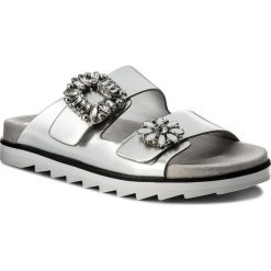 Klapki GUESS - Cambrie FLMBR2 LEL03 SILVE. Szare klapki damskie Guess, z aplikacjami, ze skóry ekologicznej, bez obcasa. W wyprzedaży za 299,00 zł.