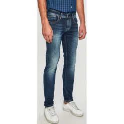 Pepe Jeans - Jeansy Hatch. Niebieskie jeansy męskie Pepe Jeans, bez wzorów, z obniżonym stanem. W wyprzedaży za 279,90 zł.