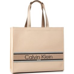 Torebka CALVIN KLEIN - Stripe Logo Tote Lg K60K606300 PNK. Brązowe torebki klasyczne damskie Calvin Klein, bez wzorów, z materiału, klasyczne, na ramię, bez dodatków. Za 699,00 zł.