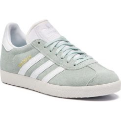 Buty adidas - Gazelle DB3295 Vapgrn/Ftwwht/Crywht. Zielone półbuty damskie Adidas, na co dzień, bez wzorów, z zamszu, bez obcasa, na płaskiej podeszwie, bez zapięcia. W wyprzedaży za 249,00 zł.