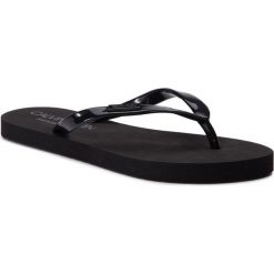 Japonki Calvin Klein Ff Sandal KW0KW00395. Czerwone klapki damskie Calvin Klein, bez wzorów, bez obcasa. W wyprzedaży za 79,00 zł.