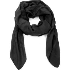 Chusty damskie: Chusta CALVIN KLEIN BLACK LABEL – Tina Sp Scarf K60K604138 001