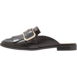 Carvela LEXIE Klapki black. Czarne klapki damskie marki Carvela, ze skóry ekologicznej. W wyprzedaży za 389,40 zł.