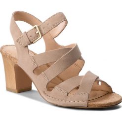 Sandały CLARKS - Spiced Ava 261318304 Sand Suede. Brązowe klapki damskie marki Clarks, bez wzorów, ze skóry, bez obcasa, na obcasie. W wyprzedaży za 229,00 zł.