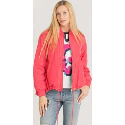 KURTKA EMPORIO ARMANI. Czerwone kurtki damskie Emporio Armani, z haftami, z materiału, bez kaptura. Za 677,40 zł.