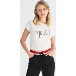 T-shirt Meow - Biały. Białe t-shirty damskie Sinsay, s, bez wzorów, bez kołnierzyka. Za 14,99 zł.
