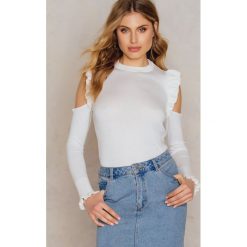 Swetry klasyczne damskie: NA-KD Boho Sweter z wycięciami na ramionach i falbankami – White