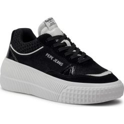 Sneakersy PEPE JEANS - Neal Smart PLS31056 Black 999. Czarne półbuty damskie Pepe Jeans, bez wzorów, z jeansu, bez obcasa, na koturnie, bez zapięcia. Za 329,00 zł.
