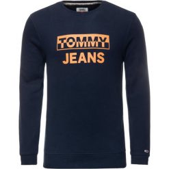 Bluza Tommy Jeans DM0DM06674. Niebieskie bluzy męskie Tommy Jeans, xl, bez wzorów, z jeansu, bez kołnierzyka, bez rękawów, bez kaptura. W wyprzedaży za 249,00 zł.
