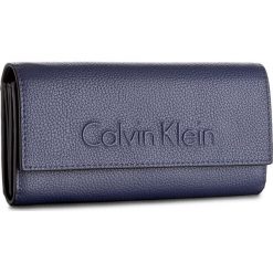 Portfele damskie: Duży Portfel Damski CALVIN KLEIN BLACK LABEL – Edge Large Trifold K60K603911 430