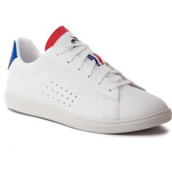 Sneakersy LE COQ SPORTIF - Courtset Gs Sport 1910310 Optical White/Cobalt. Białe półbuty damskie le coq sportif, bez wzorów, ze skóry ekologicznej, sportowe, bez obcasa, na płaskiej podeszwie, bez zapięcia. W wyprzedaży za 179,00 zł.