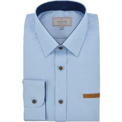 Stylowa Koszula Męska, Brązowe Dodatki, Bawełniana, Taliowana, Jasny Niebieski KSDWVCTO234. Niebieskie koszule męskie Victorio, m, bez wzorów, z bawełny, eleganckie, bez kołnierzyka, z długim rękawem. Za 139,00 zł.