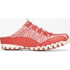Buty wsuwane bonprix koralowy melanż. Czerwone klapki damskie bonprix, bez wzorów, z materiału, bez obcasa. Za 59,99 zł.