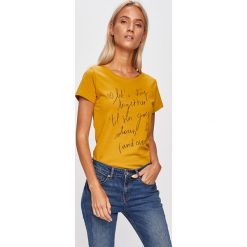 Jacqueline de Yong - T-shirt. Czerwone bluzki damskie Jacqueline de Yong, s, z nadrukiem, z bawełny, z okrągłym kołnierzem, z krótkim rękawem. Za 29,90 zł.