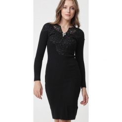 Czarna Sukienka Longueville. Czarne sukienki damskie Born2be, xl, z aplikacjami, z dzianiny, długie, mini, dopasowane. Za 109,99 zł.