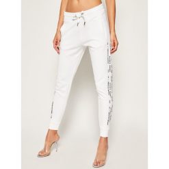 Spodnie dresowe Armani Exchange 3HYP85 YJ89Z 1100. Białe spodnie damskie Armani Exchange, s, z bawełny. Za 509,00 zł.