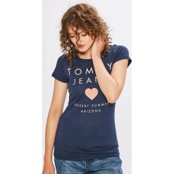 Tommy Jeans - Top. Białe bluzki damskie marki Tommy Jeans, s, z nadrukiem, z bawełny, z okrągłym kołnierzem, z krótkim rękawem. W wyprzedaży za 119,90 zł.